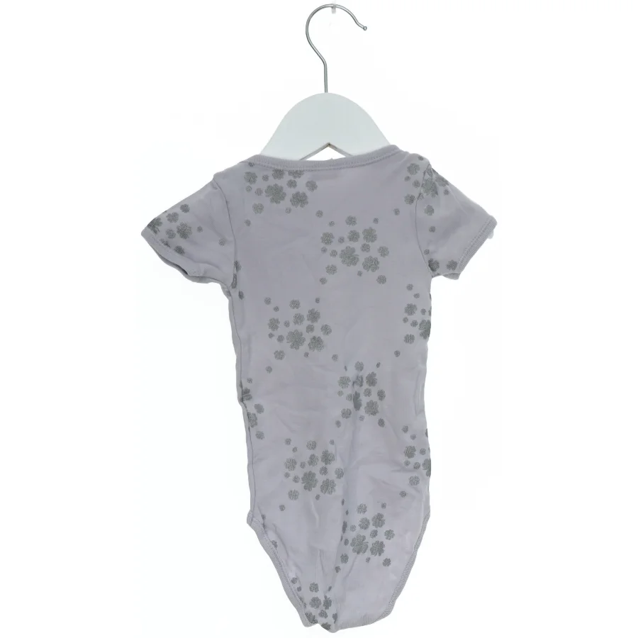 Kortærmet bodystocking med blomster fra Holly’s Baby (str. 68)