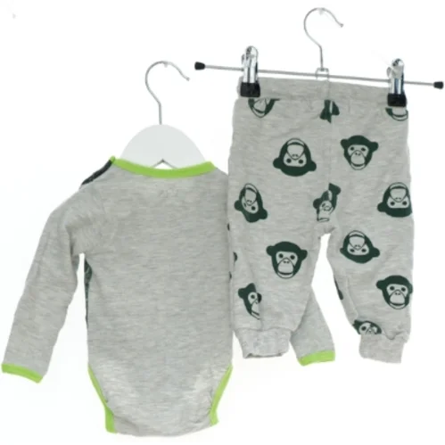 Grå bodystocking og bukser med abeprint fra VRS (str. 62)