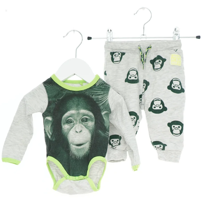 Grå bodystocking og bukser med abeprint fra VRS (str. 62)