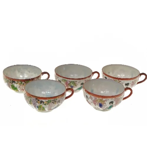 Sæt af fem dekorerede kopper (str. Ø 8,4x4,5 cm)