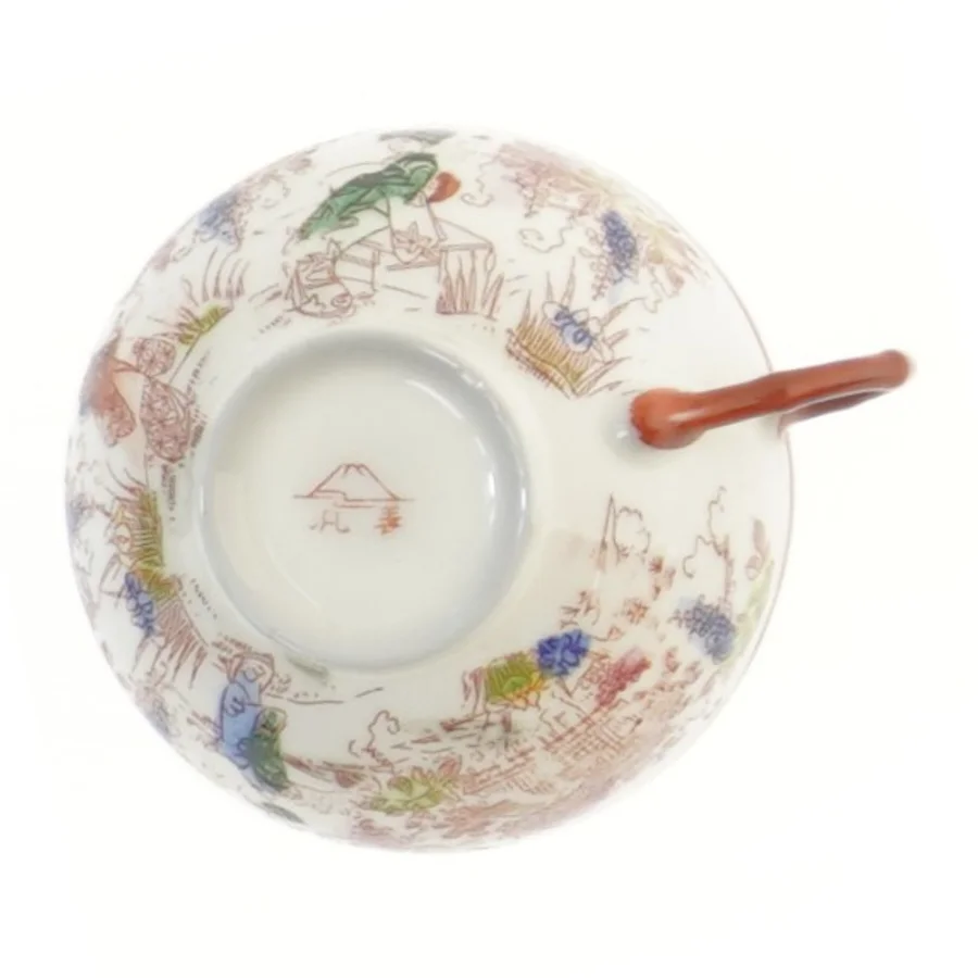 Sæt af fem dekorerede kopper (str. Ø 8,4x4,5 cm)