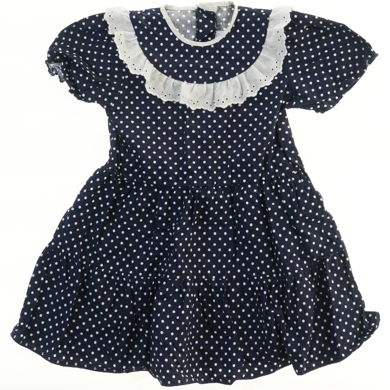 Pige kjole med prikker (str. 104)