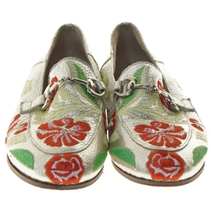 Sølvfarvede loafers med blomsterbroderi fra Laura Bellariva (str. 37 )