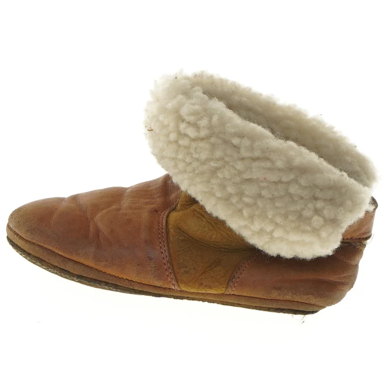 Brune babysko i skind med uldfor (str. længde 17 cm)