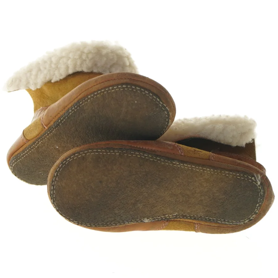 Brune babysko i skind med uldfor (str. længde 17 cm)