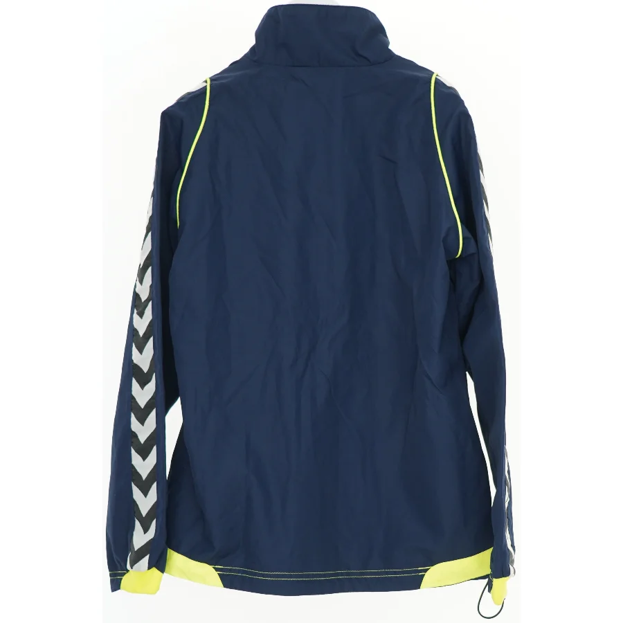 Vindjakke med lynlås fra Hummel (str. 140)