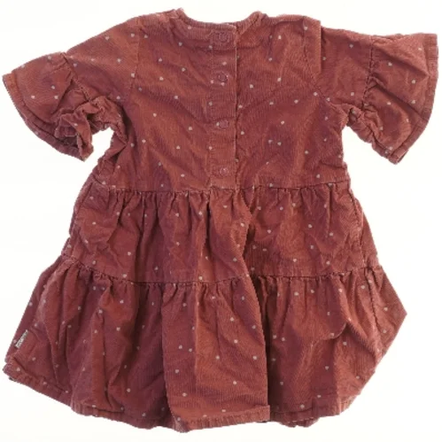 Rosa føjlskjole med prikker fra Hust & Claire (str. 98)