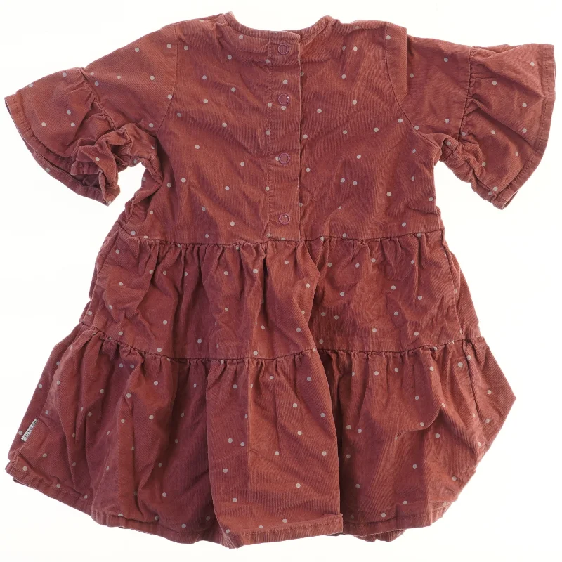 Rosa føjlskjole med prikker fra Hust & Claire (str. 98)