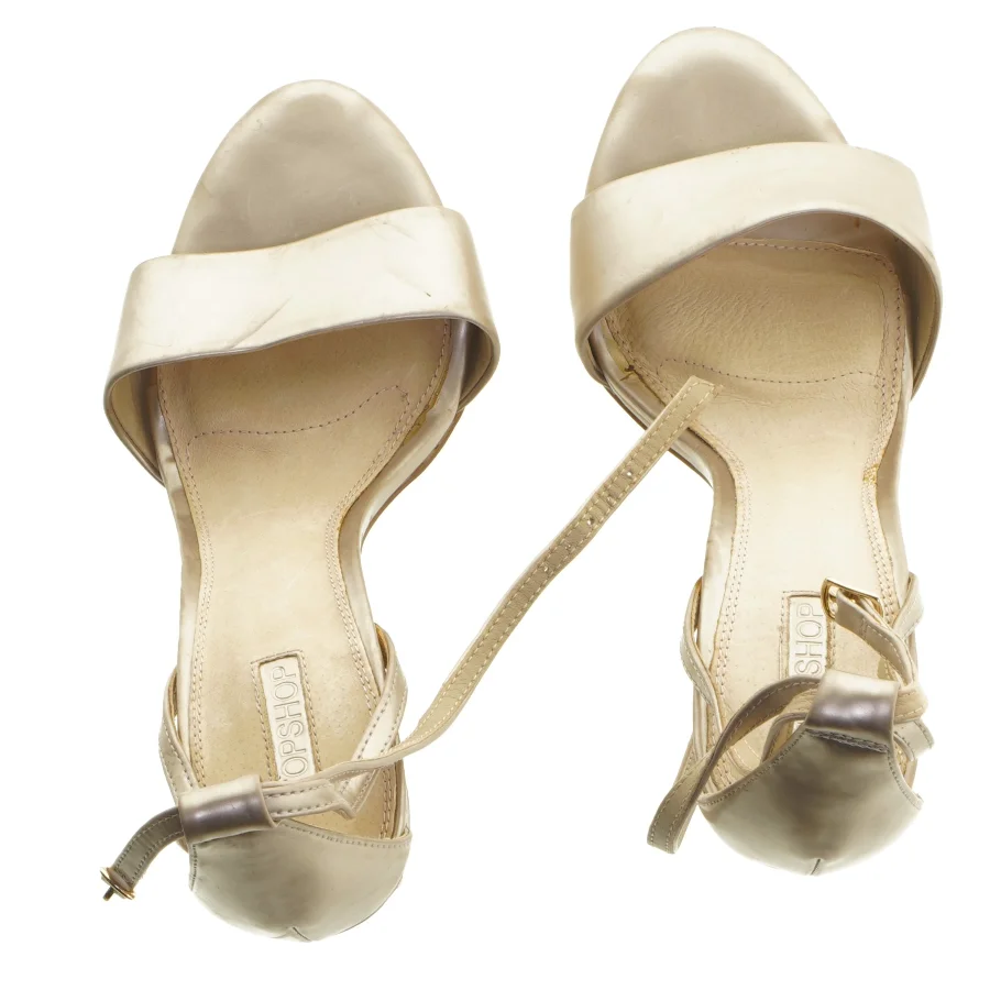 Guld farvede højhælede sko (str. 41)