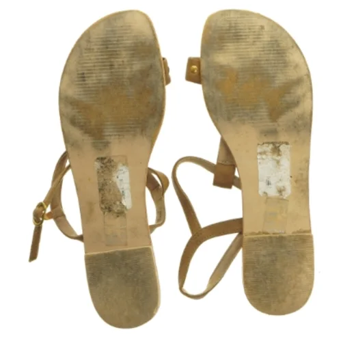 Brugte flade sandaler med remme og dekorationer (str. 42)