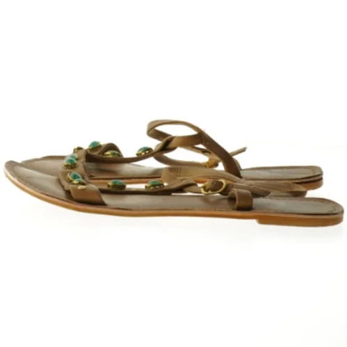 Brugte flade sandaler med remme og dekorationer (str. 42)