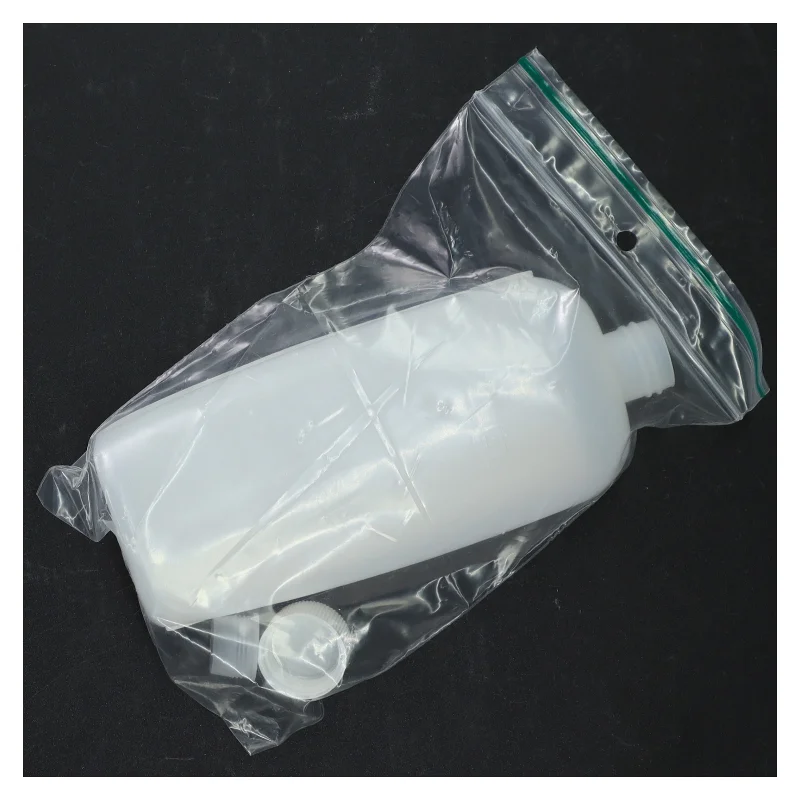 Tom plastikflaske med emballage