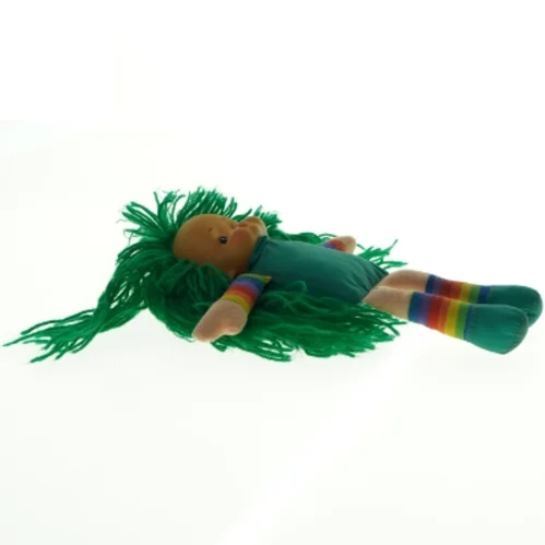 Stofdukke med grønt hår (str. 26 x 10 cm)