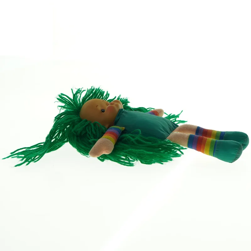 Stofdukke med grønt hår (str. 26 x 10 cm)
