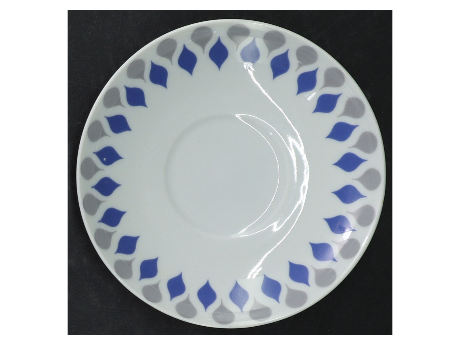 Porcelæn underkop med farvet mønster fra Lyngby (str. Ø 13,5 cm)