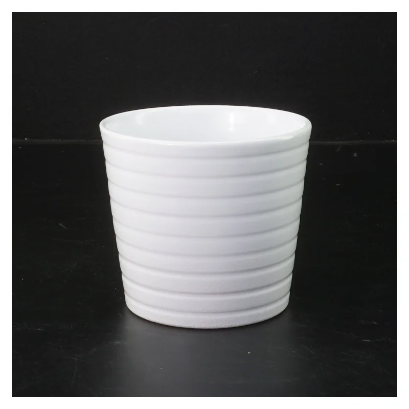 Hvid riflet potte fra IKRA (str. 10,5x9 cm)