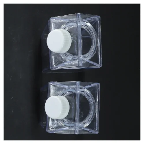 To firkantede plastflasker med skruelåg (0,5l)