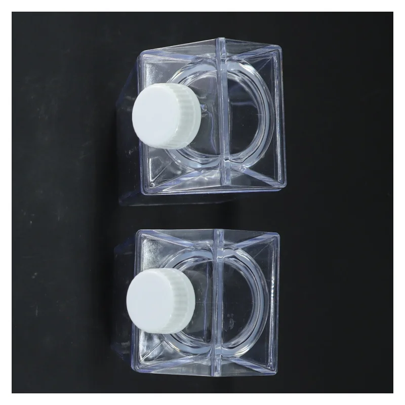 To firkantede plastflasker med skruelåg (0,5l)