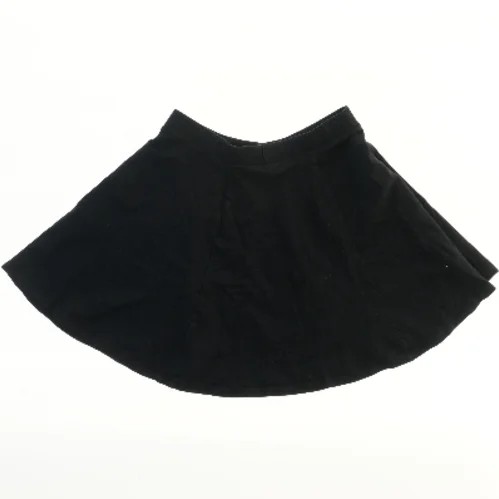 Kort nederdel fra H&M (str. 170)