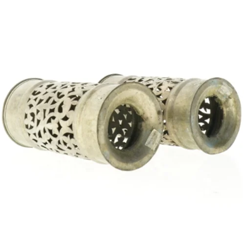 Udsmykkede metal lysestager (str. 21 x 10 cm)