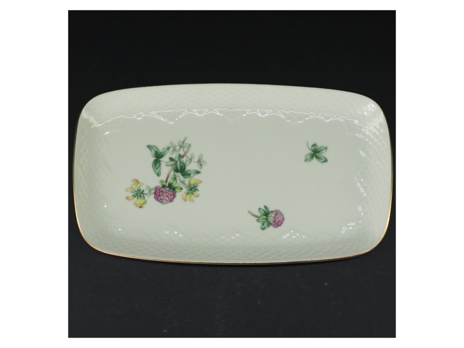 Porcelæn fad med blomstermotiv fra B&G (str. 27,5 x 15,5 cm)