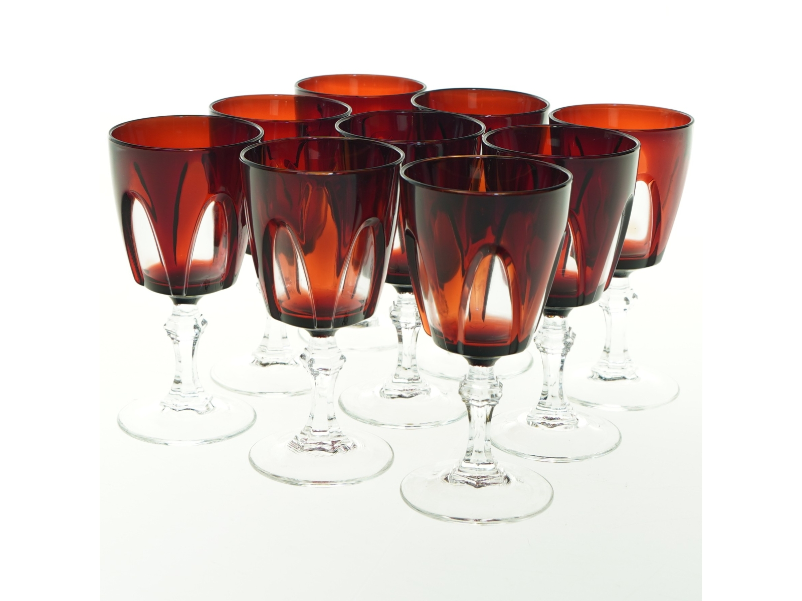 Rødvinsglas i rødt glas (str. H 13 cm, ø 6,5 cm)