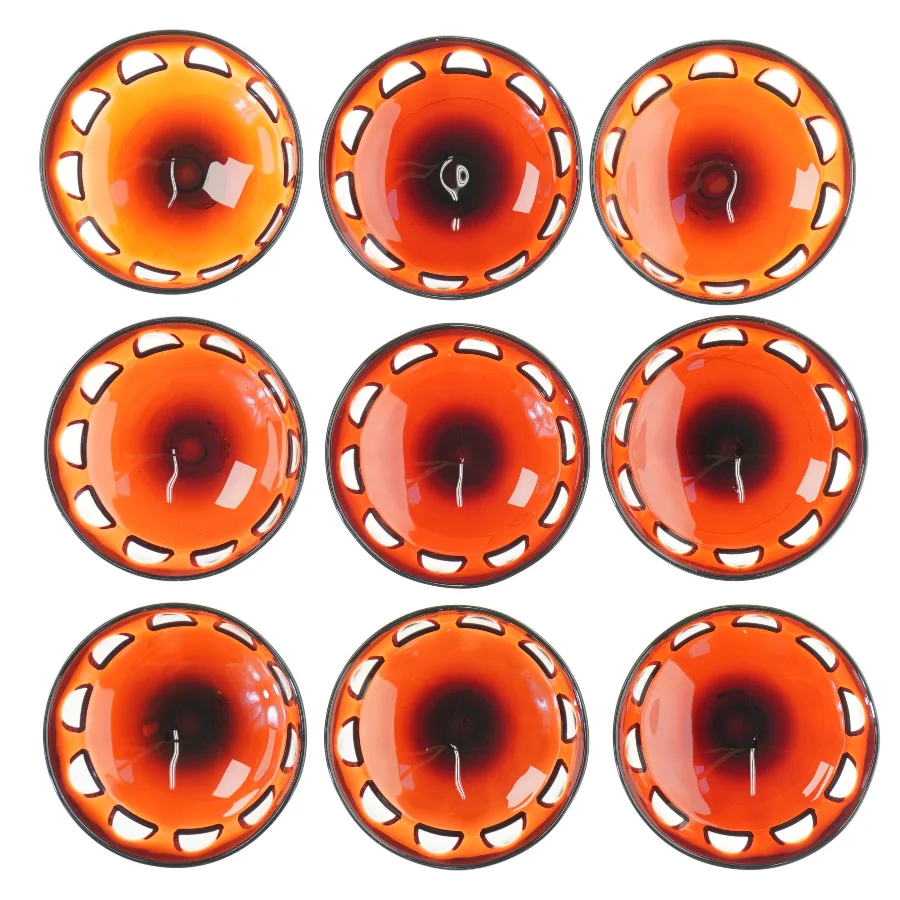 Røde glas på fod (str. H 11 cm, ø 9 cm)