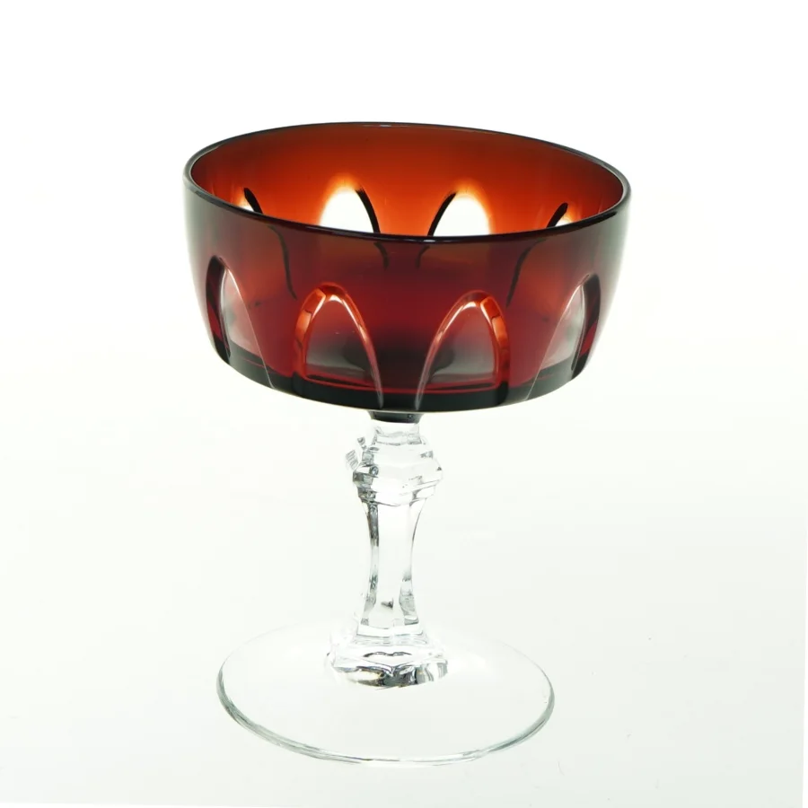 Røde glas på fod (str. H 11 cm, ø 9 cm)
