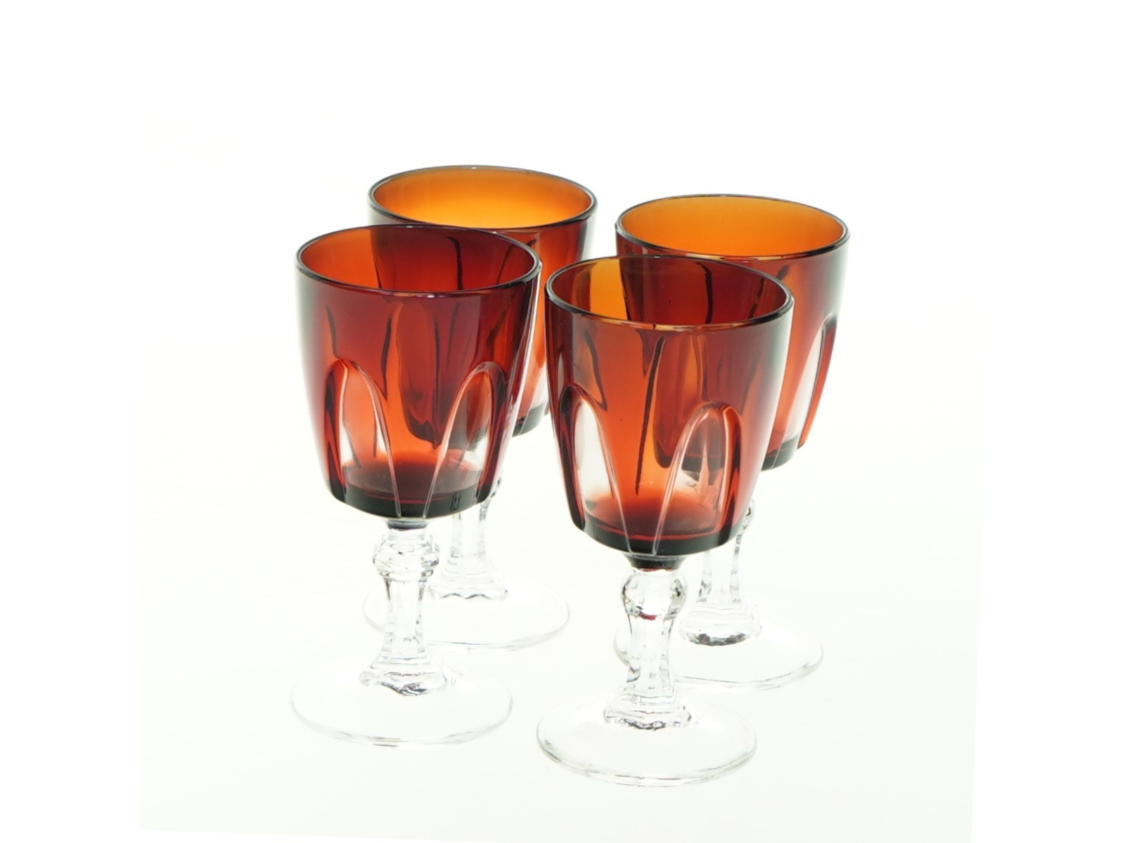 Rødvinsglas i farvet glas (str. H. 8,5 cm ø. 4,5 cm)