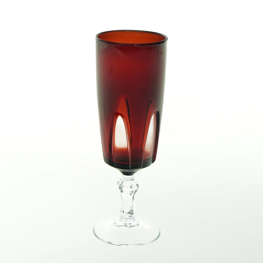Glas i rødt glas (str. H. 15 cm ø. 5,5 cm)