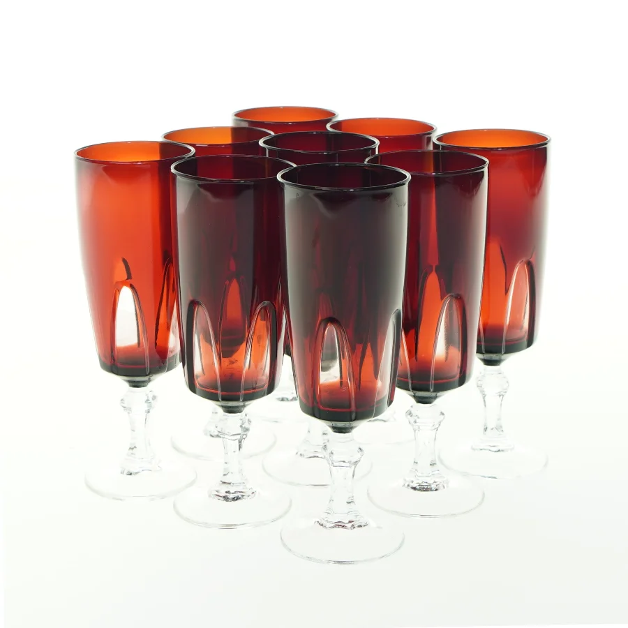 Glas i rødt glas (str. H. 15 cm ø. 5,5 cm)