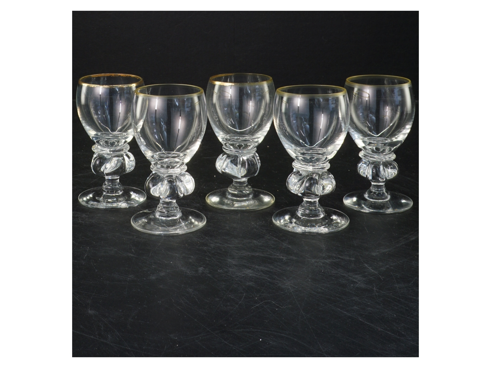 Sæt med fem små glas med guldkant (str. 10x5 cm)