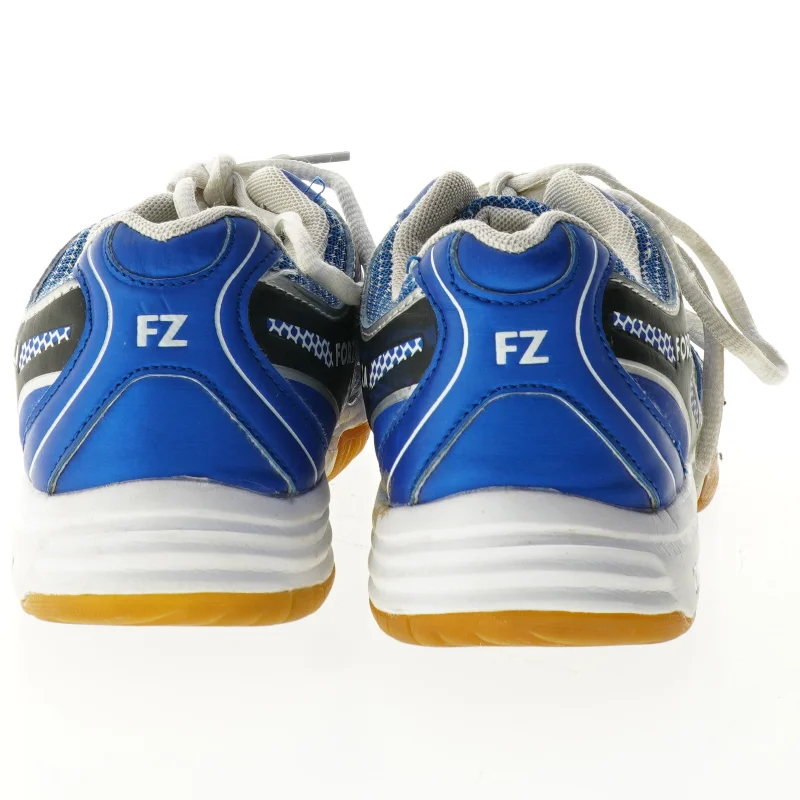 Sko fra Forza (str. 38)