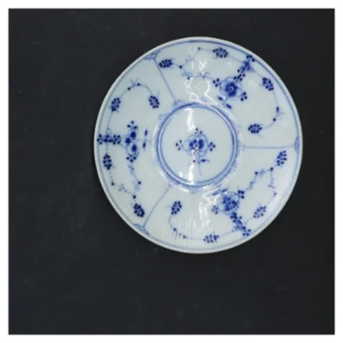 Porcelæns tallerken, mussel malet (str. Ø 13 cm)