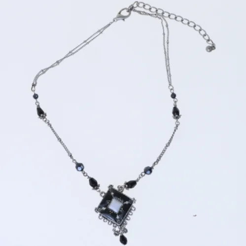 Sølvhalskæde med sort vedhæng (str. 45 cm)