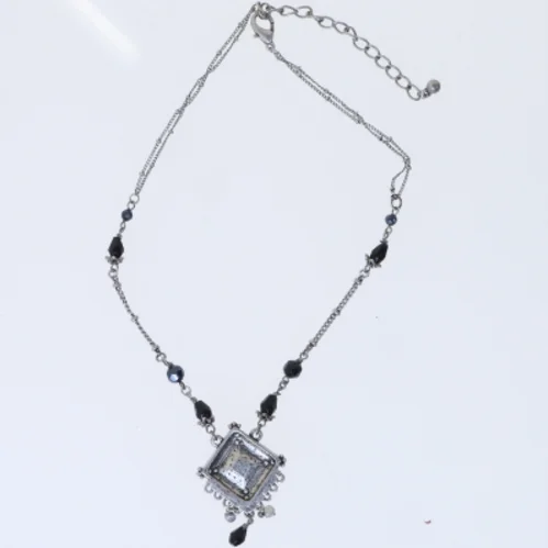 Sølvhalskæde med sort vedhæng (str. 45 cm)