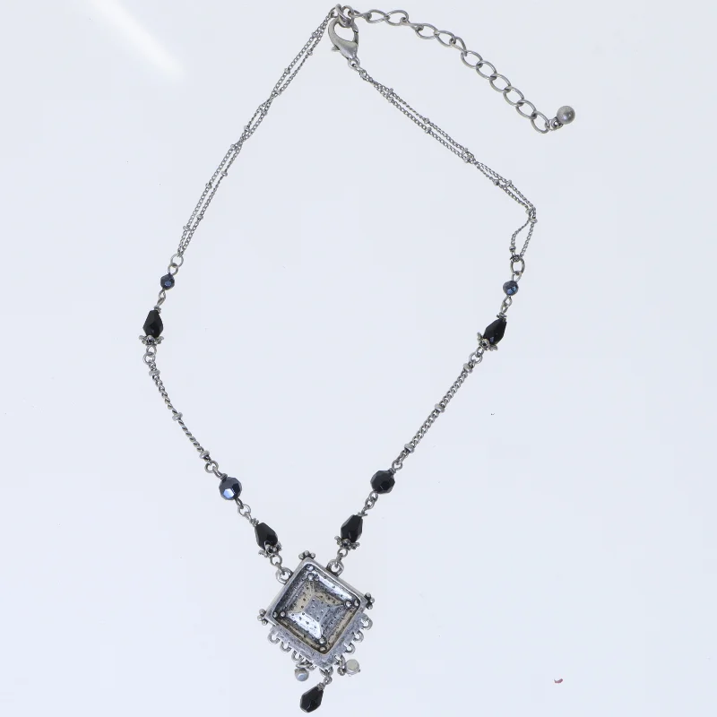 Sølvhalskæde med sort vedhæng (str. 45 cm)