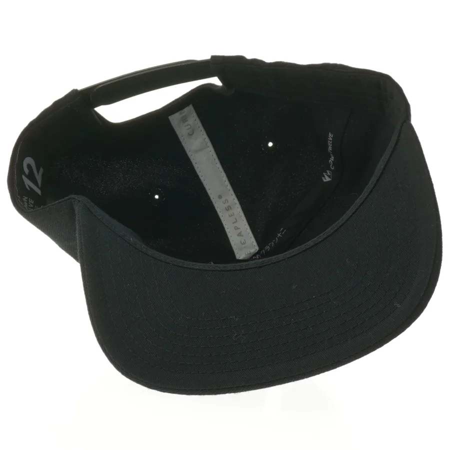 Sort snapback kasket (str. 12)