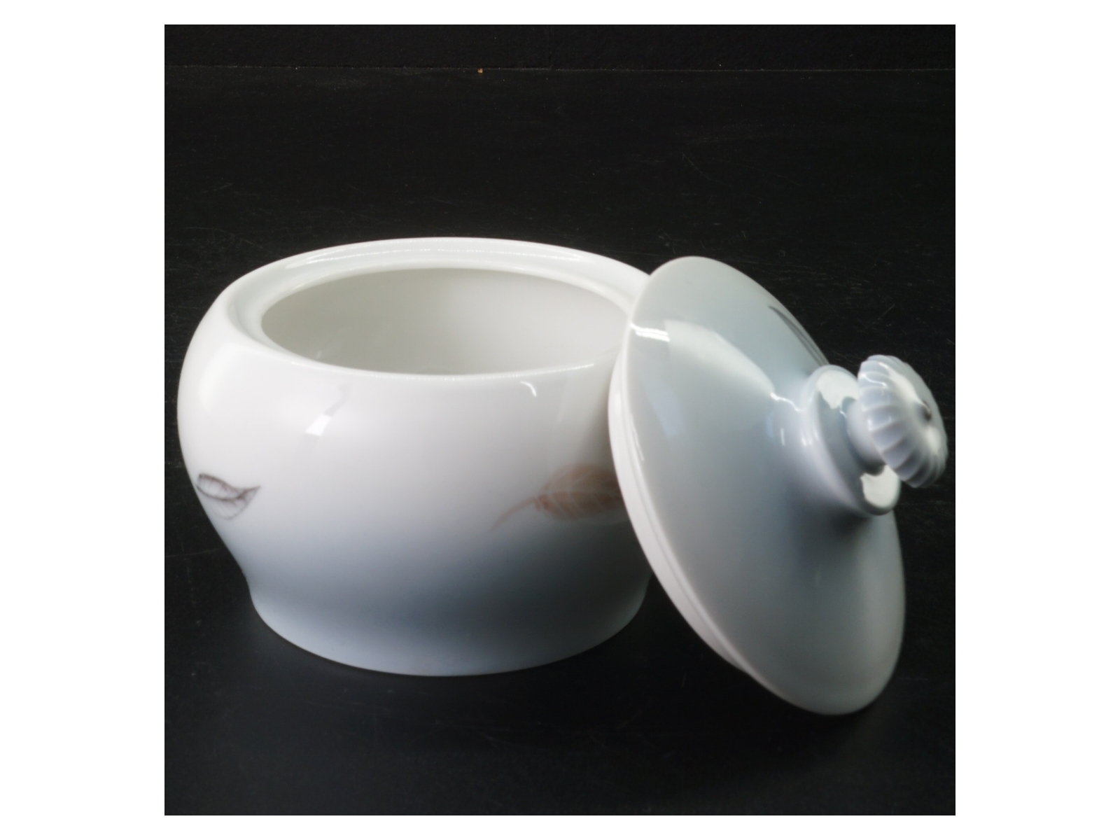 Hvid porcelænssukkerskål med låg fra B&G (str. 11 cm i diameter)