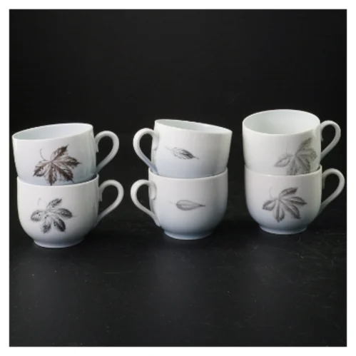 Kaffeservice i porcelæn med blade design fra B&G (str. Tallerkener 14 cm i diameter. krus, 7 cm i diameter)