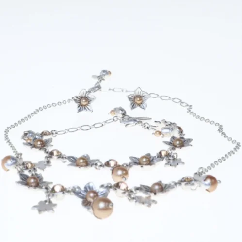 Blomsterhalskæde med matchende øreringe fra Pilgrim (str. 40 cm og 18 cm og 1 cm)