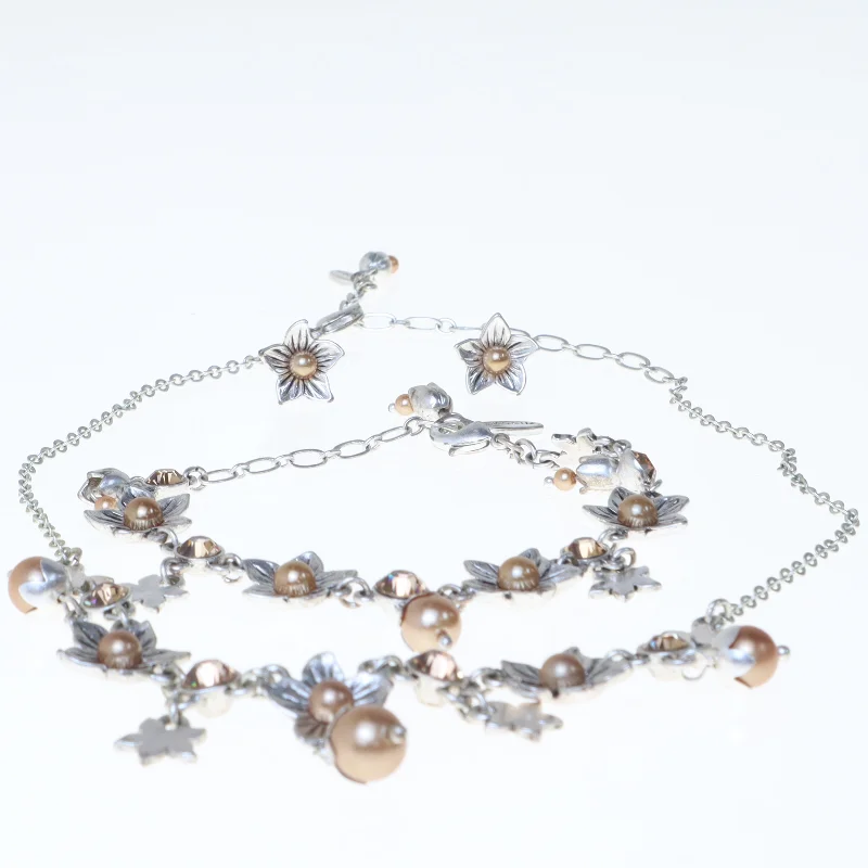 Blomsterhalskæde med matchende øreringe fra Pilgrim (str. 40 cm og 18 cm og 1 cm)