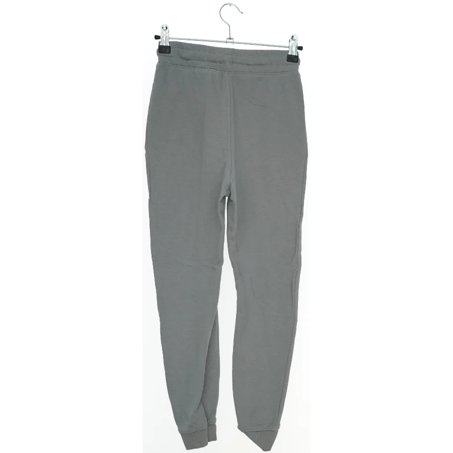 Grå joggingbukser fra H&M (str. 134)
