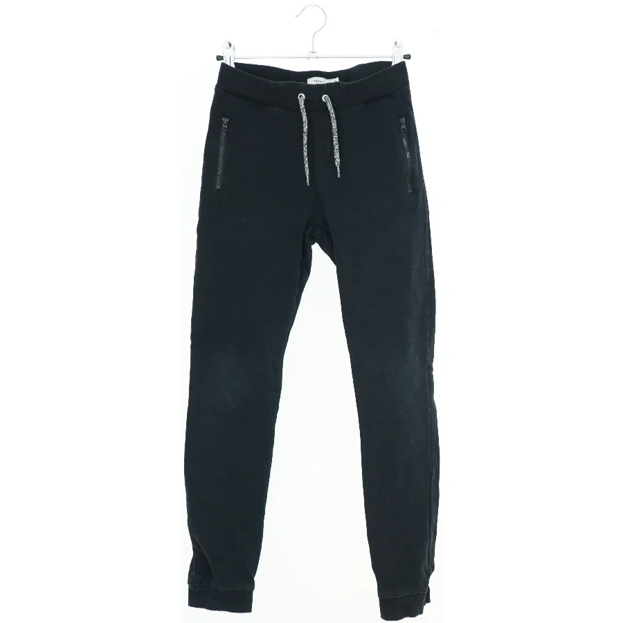 Sort sweatpants med lynlåslommer fra Name It (str. 140)