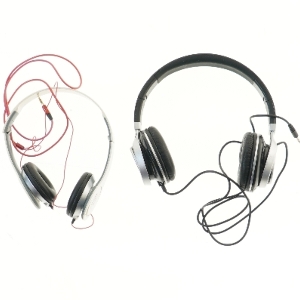 To sæt hovedtelefoner med ledninger (str. Ø 16 og 19 cm)