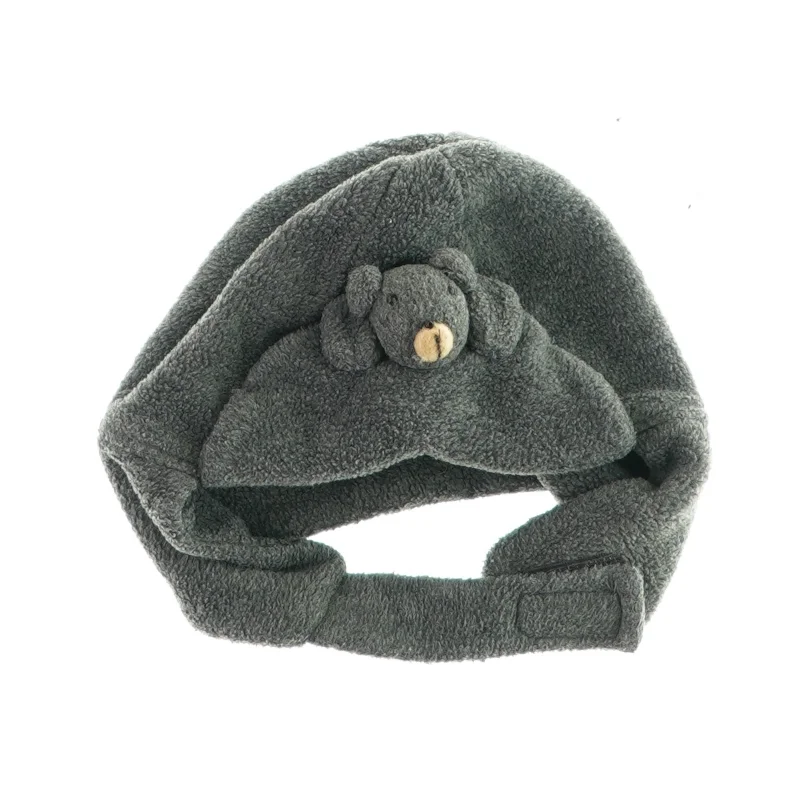 Hue med bamse på forsiden (str. 48-50)