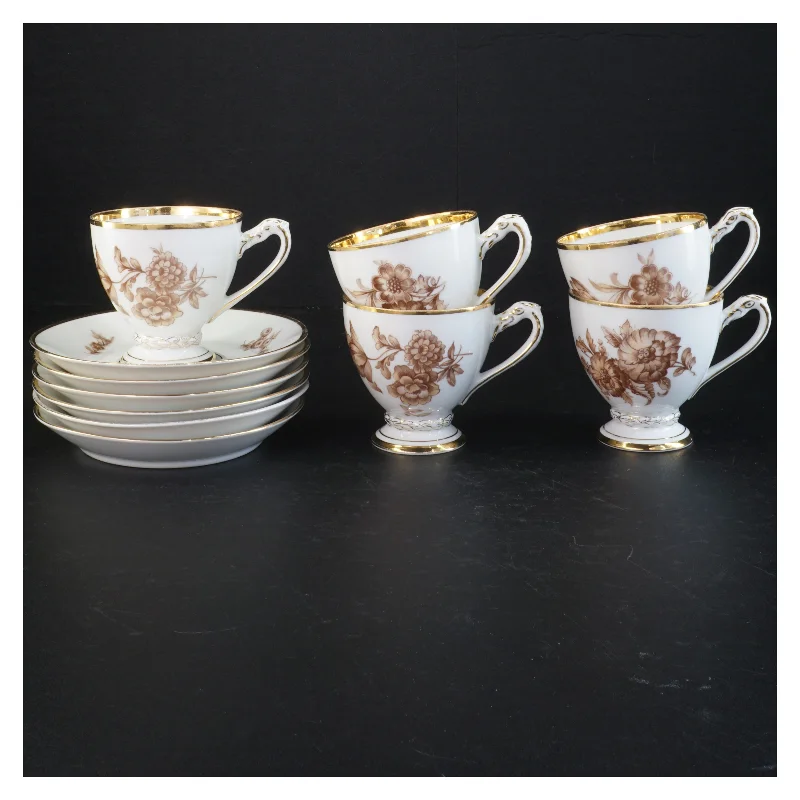 Porcelænskop og underkop med blomstermotiv (str. Ø 13,5 cm)