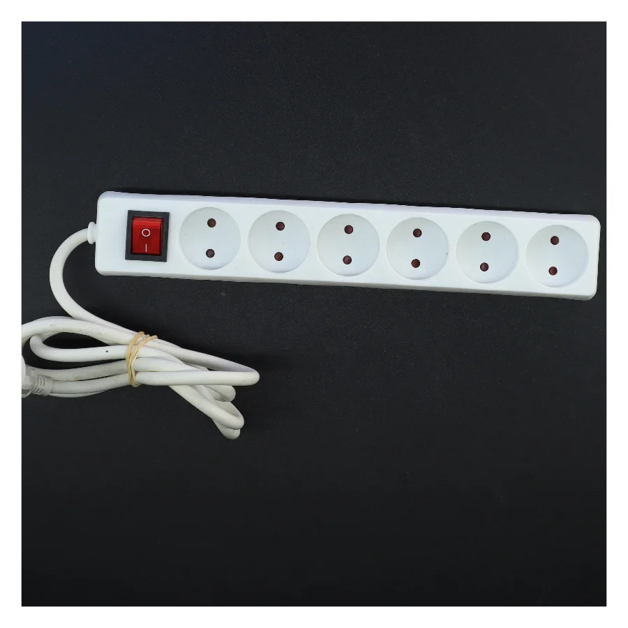 Hvid stikdåse med 6 udtag