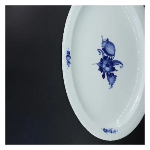 Porcelænsfad med blå blomst fra Royal Copenhagen (str. 38x49 cm)