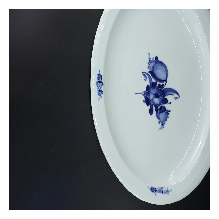Porcelænsfad med blå blomst fra Royal Copenhagen (str. 38x49 cm)